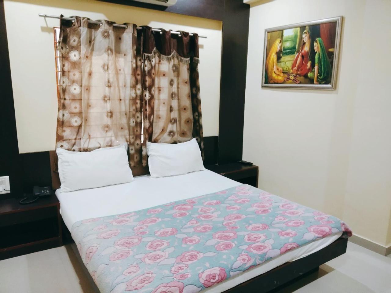Hotel Krishna Palace Ahmedabad Eksteriør billede